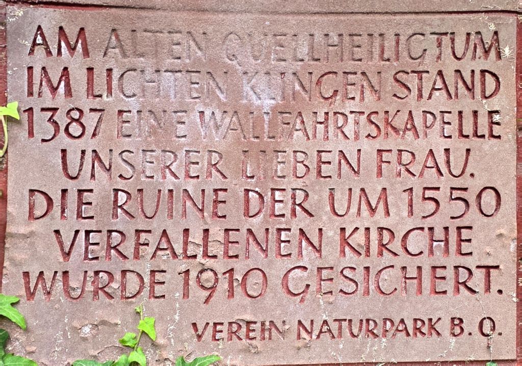 Die alte Tafel an der Kapellenruine
